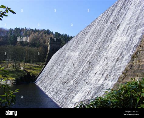 Howden dam on Derwent reservoir in the Derbyshire Peak District Stock ...