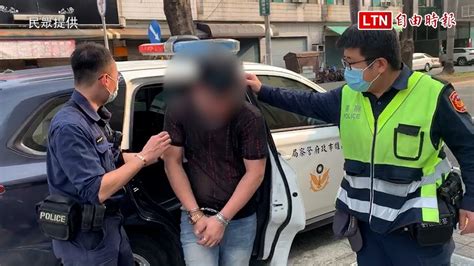 違規男跑給警察追衝國道撞翻車 棄車落跑慘被逮民眾提供 自由電子報影音頻道