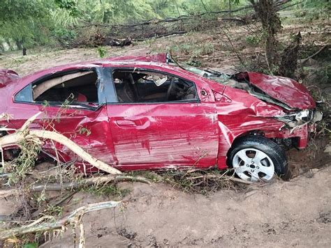 Carro é arrastado por correnteza e casal desaparece na divisa da