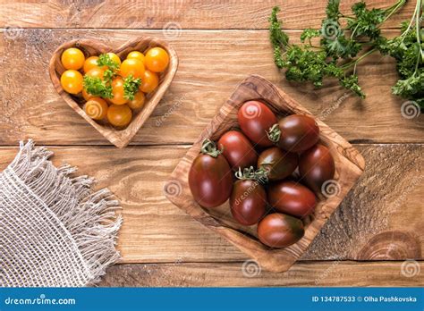 Escuro Tomates Vermelhos E Amarelos Em Umas Bacias De Madeira Imagem