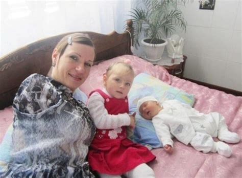 Woman born without arms raises two children on her own and works as a ...