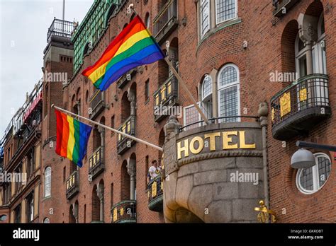 Banderas de colores del arco iris fotografías e imágenes de alta