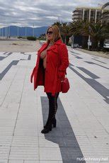 Nude Babe Chrissy Goes For A Topless Walk In France 15 Photos