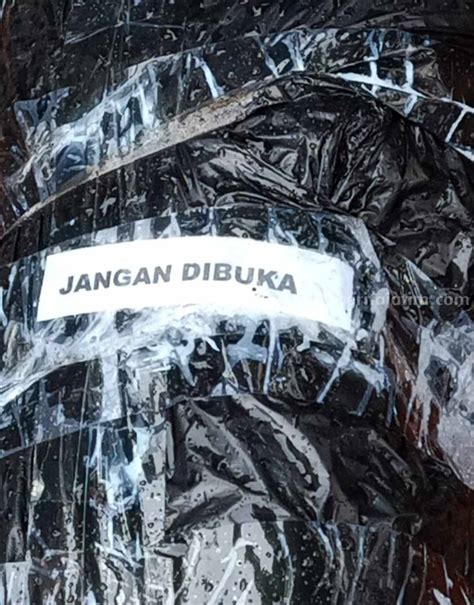 Tim Jibom Gegana Polda Jatim Amankan Bungkusan Misterius Di Jalan