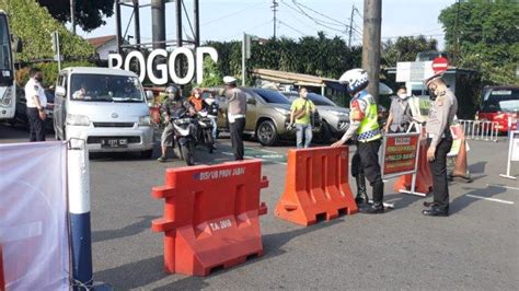 Antrean Kendaraan Di Titik Penyekatan Mengular Mobil Diarahkan Ke Tol