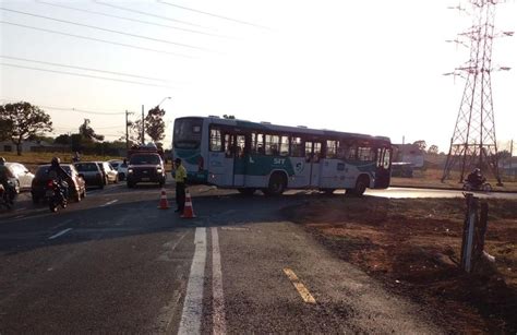 Crianças caem de bicicleta e são atropeladas por ônibus em Uberlândia