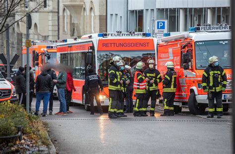 Feuer In Wohnhaus Feuerwehr Rettet Neun Menschen Ber Drehleitern