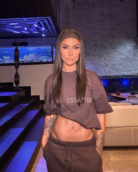 Bianca Andrade exibe abdômen trincado ao posar blusa levantada GQ