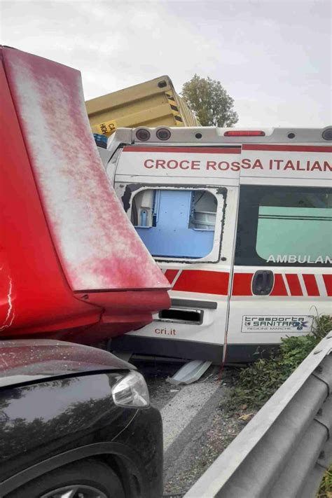 Tragico Incidente Camion Schiaccia Un Ambulanza Due Morti