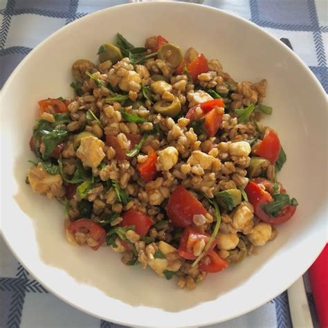 Insalata Di Farro Con Mozzarelle Olive Verdi Pomodorini E Rucola