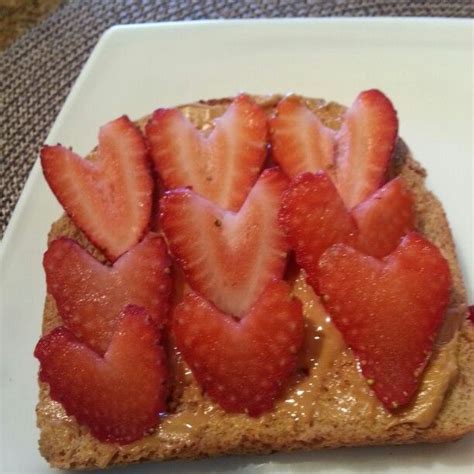 Pan Tostado Integral Con Mantequilla De Mani Y Fresas Love