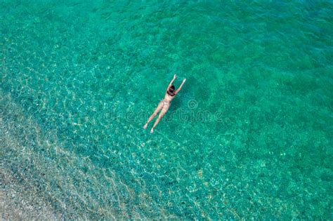 Joven En Bikini Nadando En Agua De Mar En La Playa Ver Desde Arriba Vista Drone Superior Foto