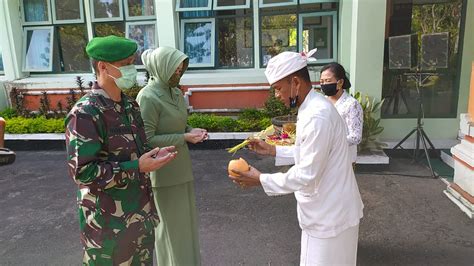 Pejabat Baru Danrem 163 Wira Satya Disambut Tradisi Tepung Tawar Laksara