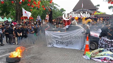 Ratusan Mahasiswa Demo Di Balai Kota Solo Sindir Aksi Sebelumnya Ini