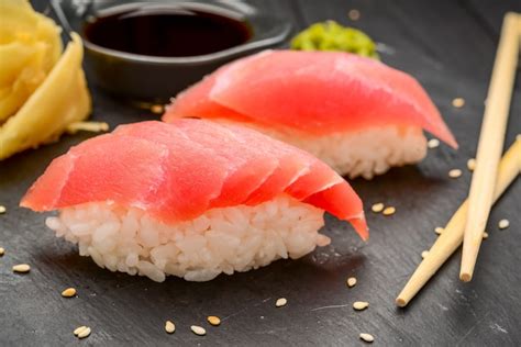 Dois Sushi De Atum Cru Sushi De Atum Foto Premium