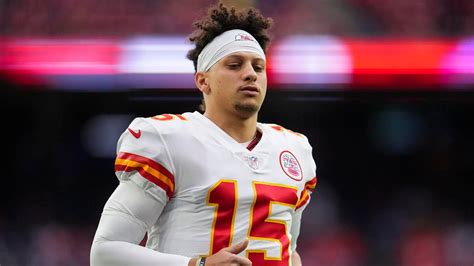 2023 Super Bowl: Chiefs wearing uniform color that Patrick Mahomes has