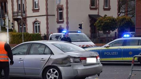 Schon wieder Straßenbahn Unfall in Mannheim Auto kracht in Tram