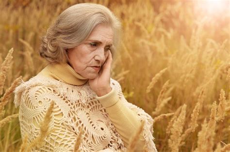 Retrato De Una Anciana Triste En El Parque De Oto O Foto Premium