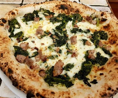 Dopo Cracco Non Ci Resta Che La Pizza Salsiccia E Friarielli Ecco La