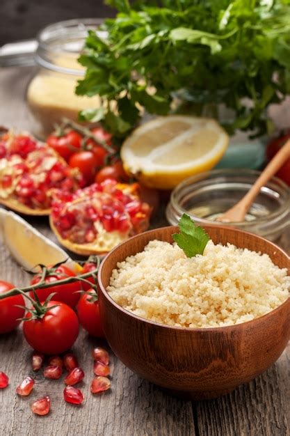 Cuscús cocido verduras frescas para ensalada Foto Premium