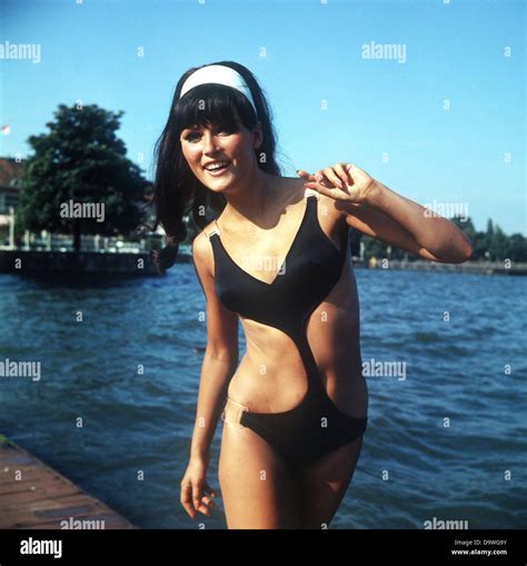 Eine junge Frau präsentiert einen einteilige Bikini eine so genannte Monokini auf dem