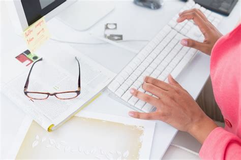 Casual Empresaria Trabajando En Su Escritorio Foto Premium