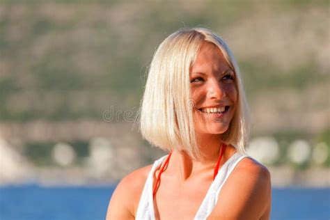 La Fille La Prend Un Bain De Soleil Sur Une Plage Image Stock Image Du Bateau Voyage 29278913