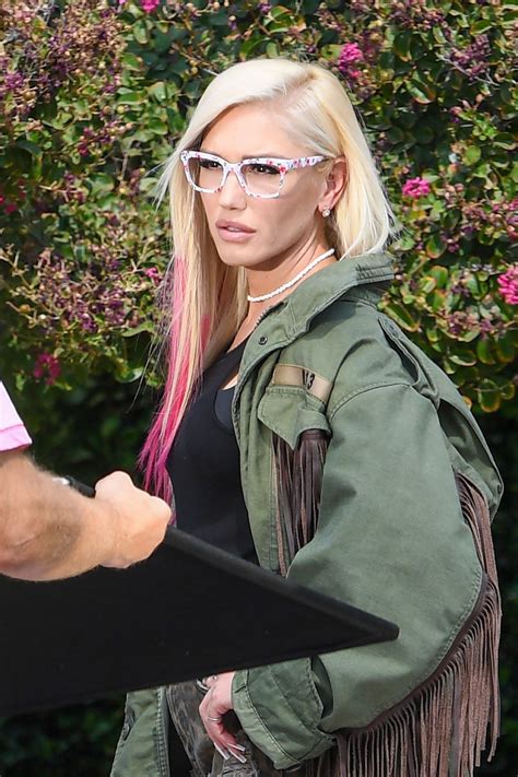 Gwen Stefani Photoshoot In Calabasas 10 07 2020 • Celebmafia