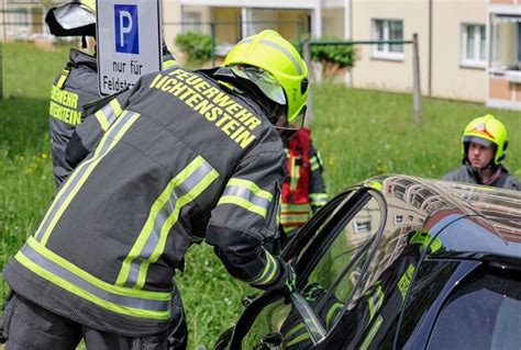 Frau Kommt Von Fahrbahn Ab Feuerwehr Muss Sie Aus Auto Befreien