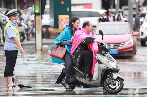 交警光脚雨水中执勤 路过好心人递上雨鞋