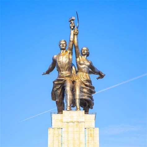 Trabajador Y Mujer Koljosiana Fotografía editorial Imagen de estatua