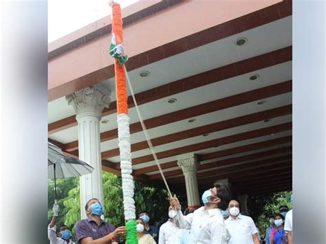 Happy Independence Day प्रभास चिरंजीवी तक साउथ के इन स्टार्स ने फहराया तिरंगा वीर सपूतों को