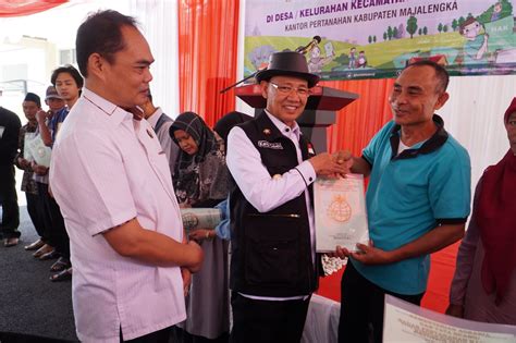 Bupati Karna Sobahi Saksikan Pemberian Sertifikat Tanah Gratis Dari Bpn