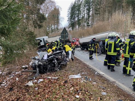 Fw Oe Schwerer Verkehrsunfall Frontaler Zusammensto Zwischen Pkw