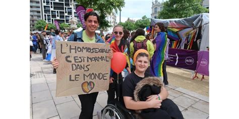 Valence Après la pluie vient larc en ciel de la gay pride