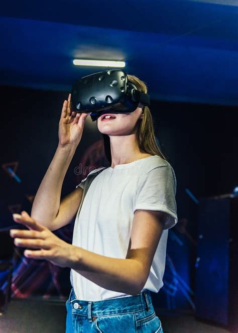 Une Fille Gaie Avec Ses Mains En Verres De R Alit Virtuelle Photo