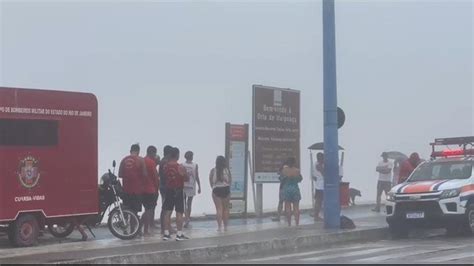 Jovem Resgatado Em Praia De Maric Ap S Se Afogar Em Mar Agitado