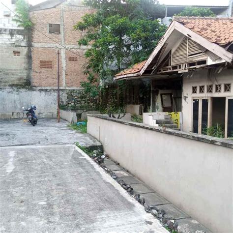 Rumah Tua Hitung Tanah Komplek IKIP Jatibening