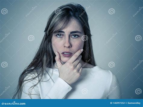 Retrato De La Mujer Triste E Intimidada Aislado En El Fondo Blanco