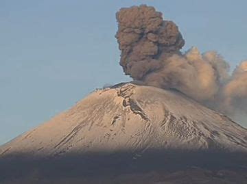 Volcán Popocatépetl amanece activo registra expulsión material