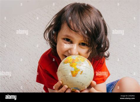 La Terre Entre Des Mains Humaines Banque De Photographies Et Dimages à