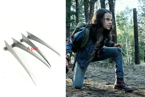 2PCs X 23 female Wolverine wolf claw Cosplay props plastic non metallic