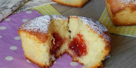 Morbidi Muffin Con Crema E Marmellata Un Dessert Facile E Veloce