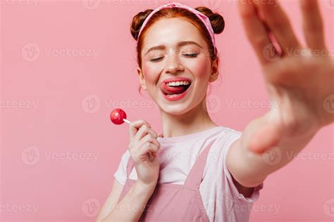 Jeune Femme De Bonne Humeur L Che Ses L Vres Et Tient Des Bonbons Sur