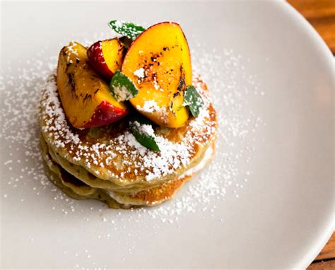 Matcha Hot Cakes Con Salsa De Duraznos Y Espuma De Yogurt Soy Corredora