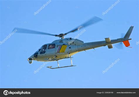 Летящий Вертолет Голубом Небе — Стоковое фото © PantherMediaSeller ...