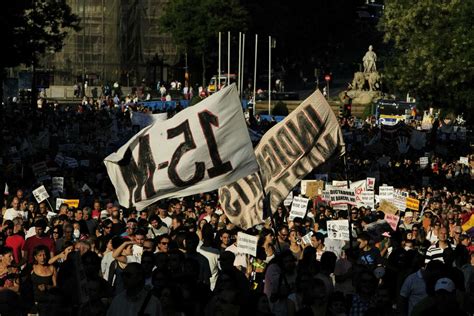 Plusieurs milliers d indignés de toute l Espagne manifestent à Madrid