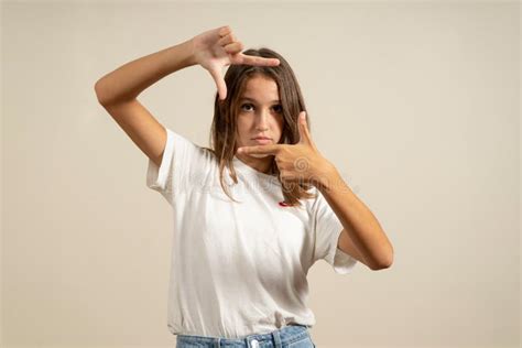 Adolescente Latina Vestindo Camisa Branca Casual Sorrindo Fazendo Quadro M Os E Dedos