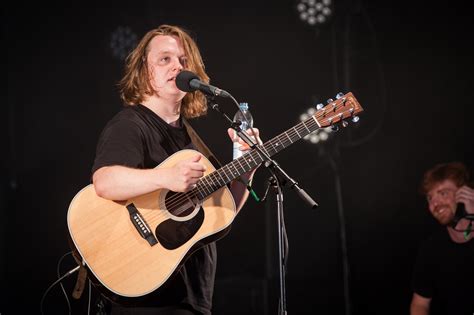 Lewis Capaldi Anuncia Su Retirada Temporal Tras Sufrir Un Ataque De