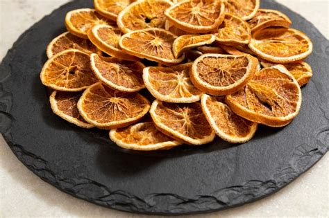 Rodajas De Naranja Deshidratada Sobre Piedra Negra Enfoque Selectivo